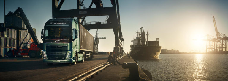 camion cu semiremorca/transport container intern si international